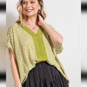 💚SALE Easel fall spring summer floral post daisy flowy rayon top crochet neckl…